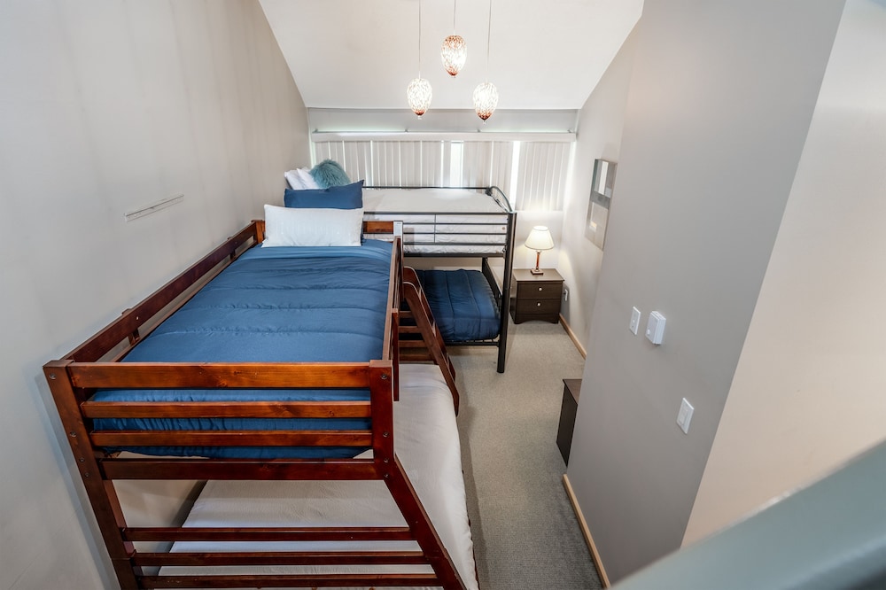 CENTRALLY Located 3-Br Home | TRUE Ski In/Out | FREE access to Pools & Hot Tubs - Image 5