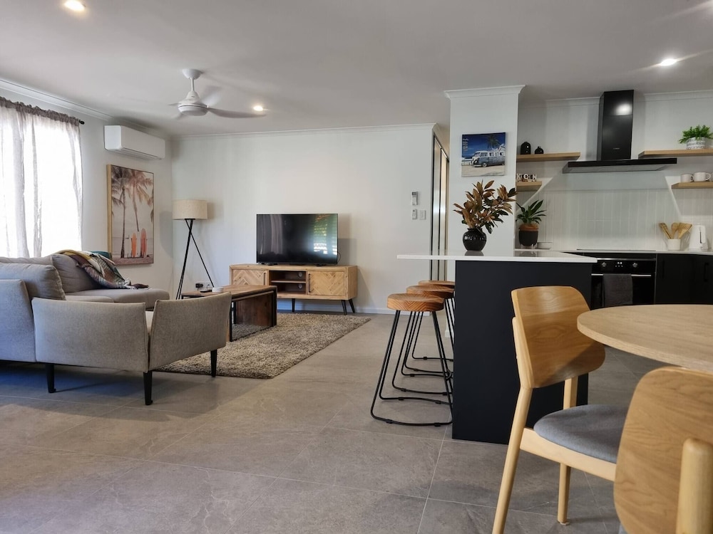 Seaestaatmoffatquietbeachparklargefenced Yard