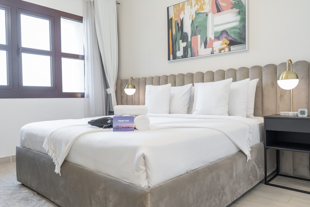 Stylish 1-bedroom Retreat With Pool in Vibrant Jumeirah Golf Estates