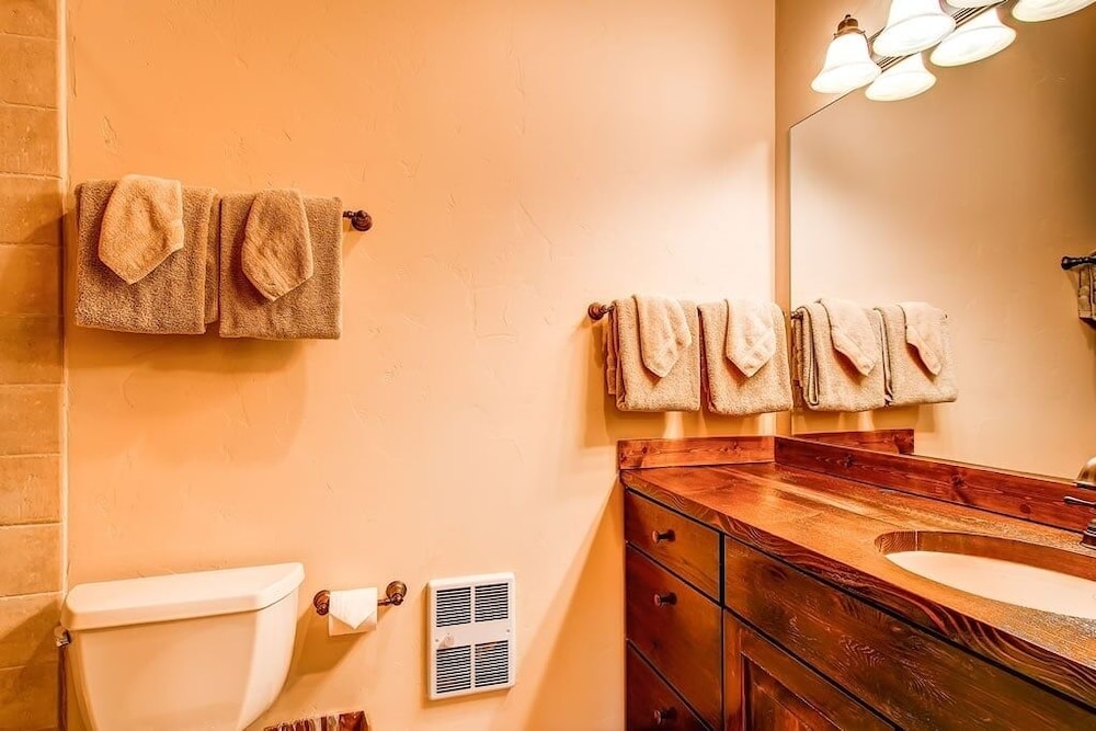 Bear Lodge 6 Bedroom Home by RedAwning