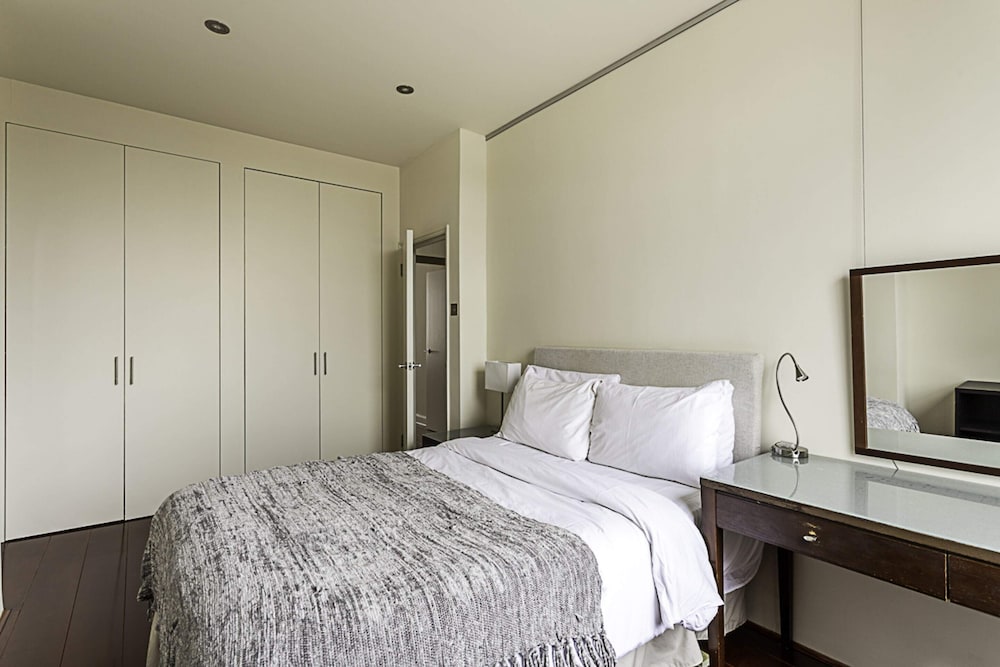 Cosy Kensington Two Bedroom Flat view 5