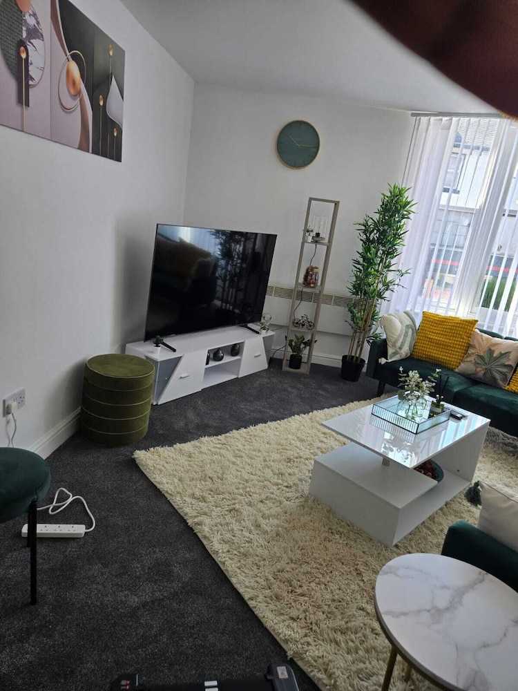 Luxury Stylish Charming City Apartment With Private Entrance in Wolverhampton