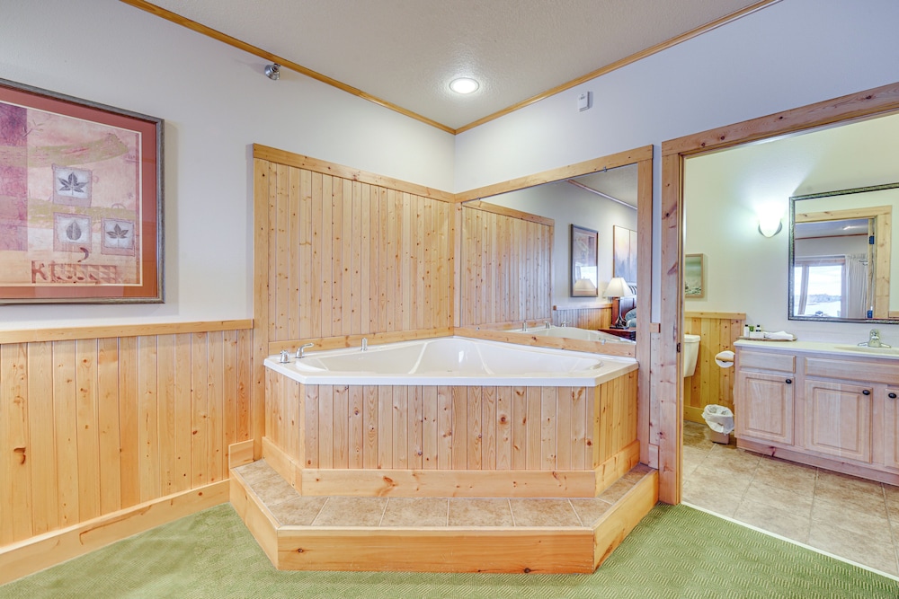 Pool & Lake Access: Northern Lakes Retreat!