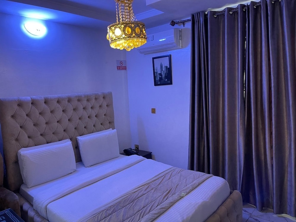 Luxury Hotel Deluxe Room - Sleeps 2 - Gym - Pool
