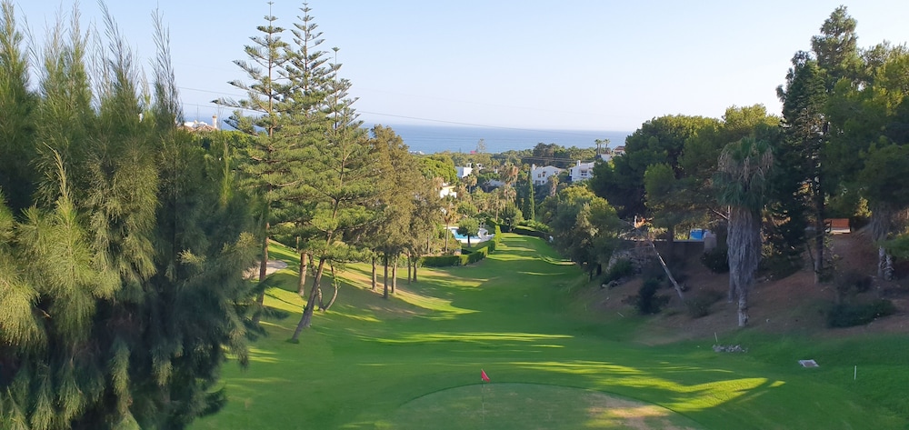 Lovely 2-bed Calahonda Apartment sea & Golf Views