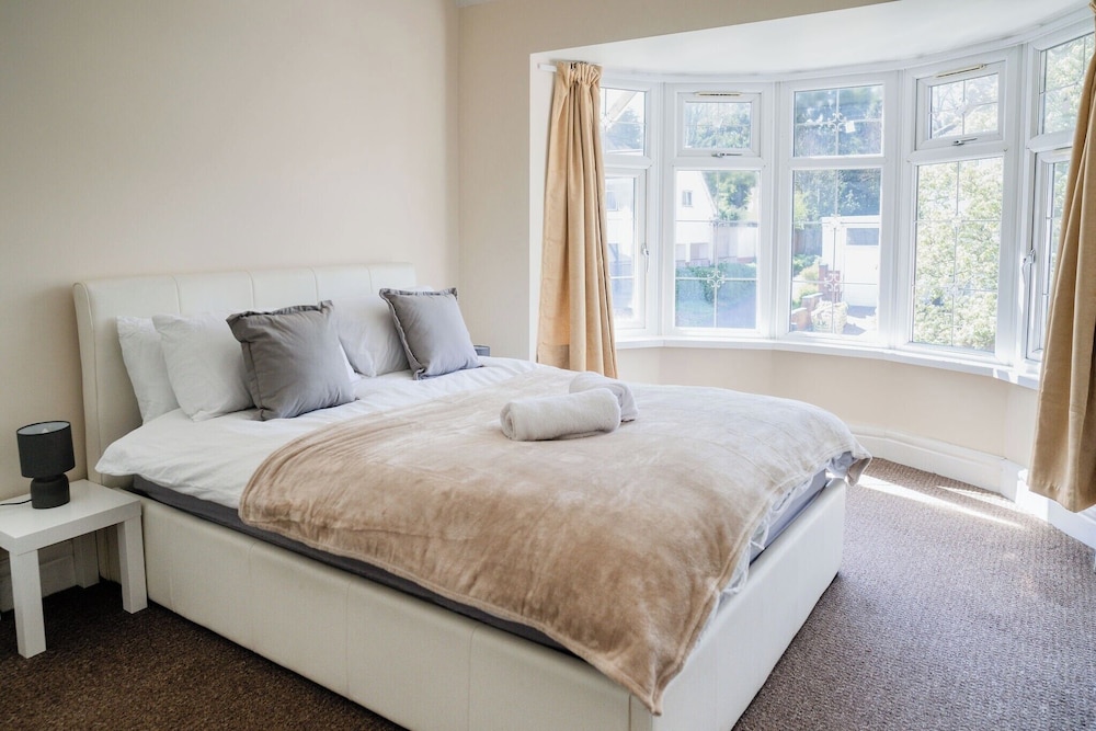6-bed House - Sleeps 13 - Families & Contractors