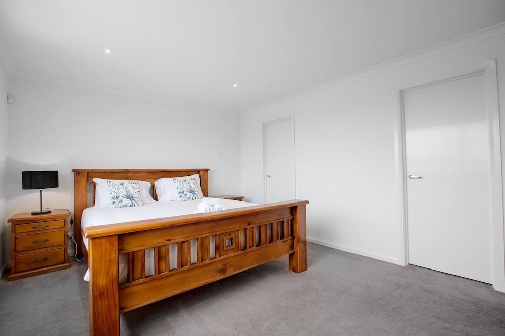 Superb Luxe 5BR House@point Cook Near Lake view 5