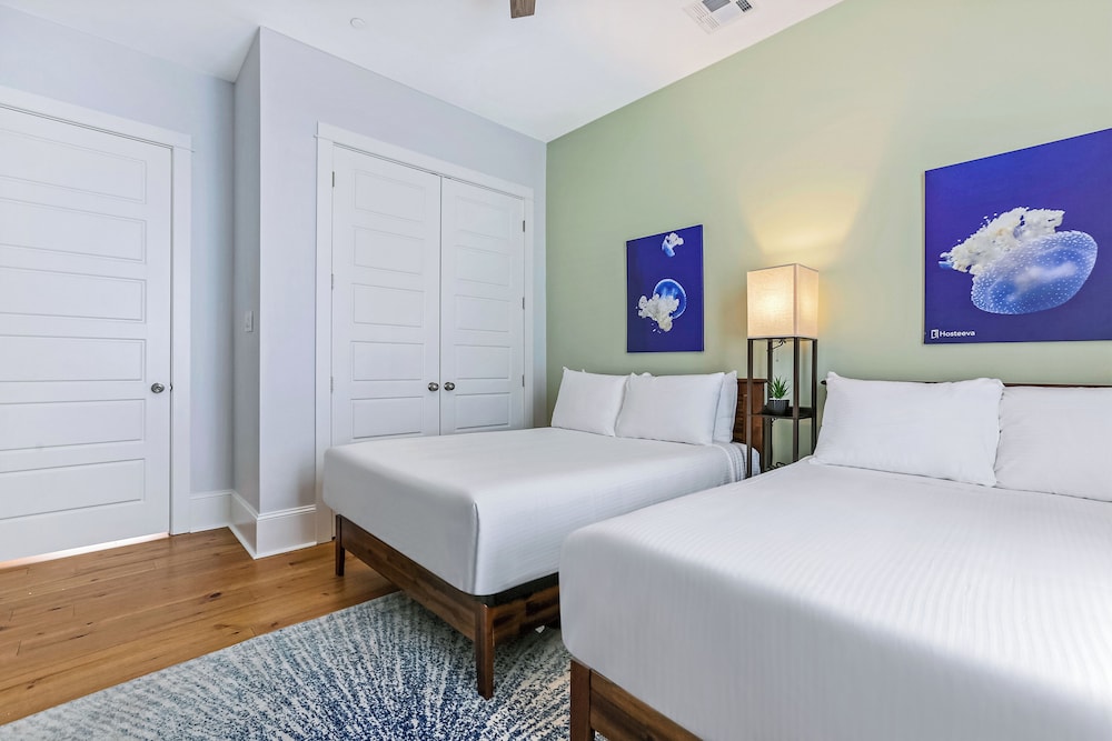 Stunning 4 BR Condo + Pool - Near St. Charles