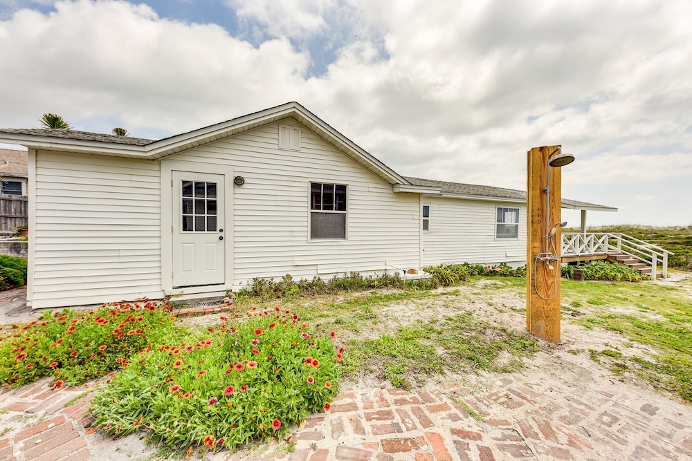 Oceanfront Amelia Island Cottage: Deck & Boardwalk