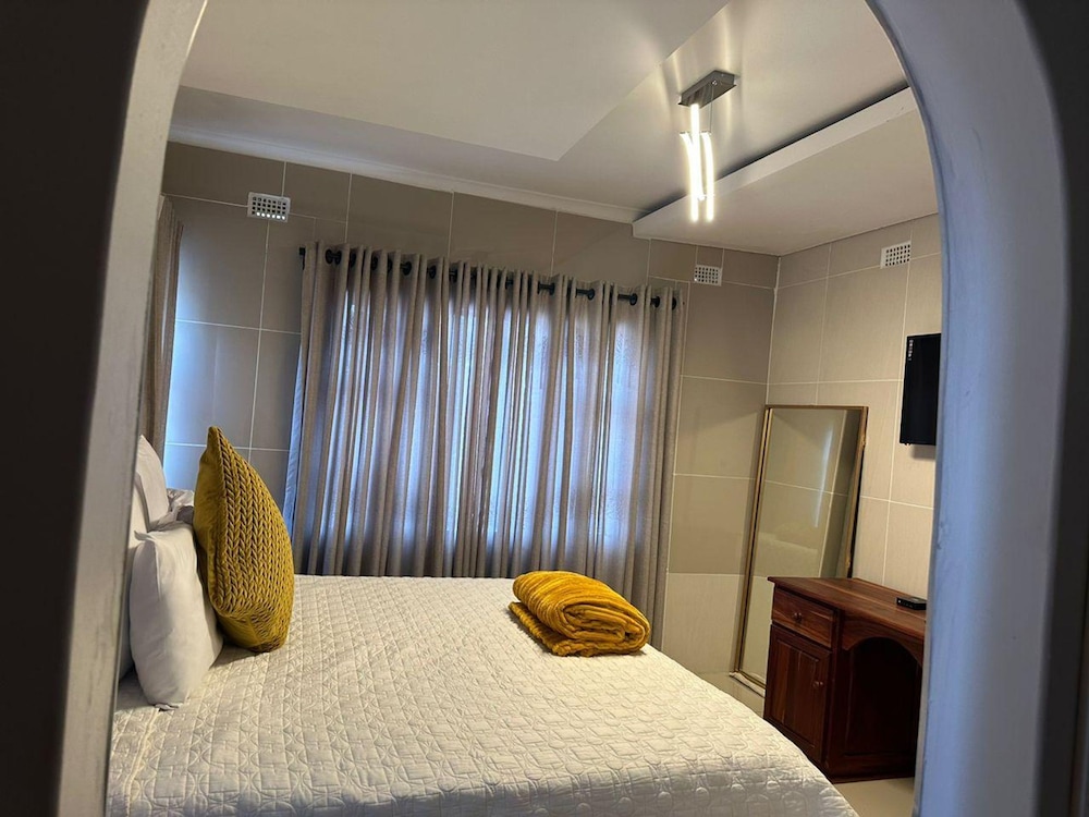 Lovely 3 bed in Selborne Park With Pool - 2234