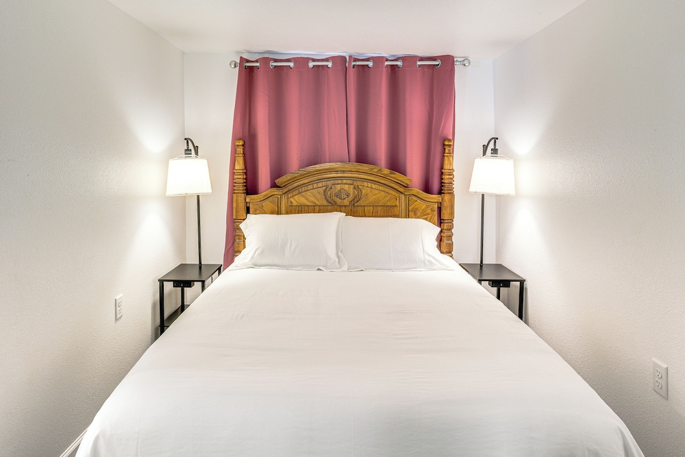 < 1 Mi to Enmu: Pet-friendly Home in Portales!
