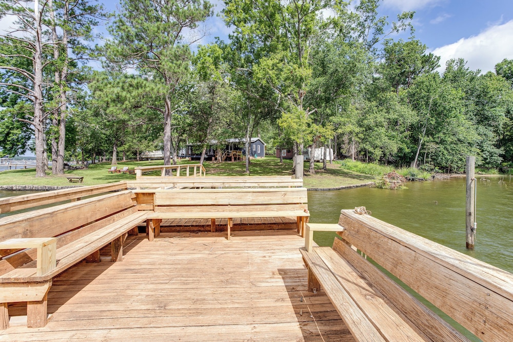 Lake Wateree Retreat: Dock & Screened Porch!