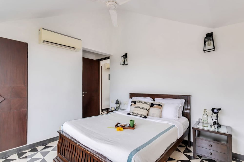 Modern 2bhk w Rooftop Pool 10 Mins Drive to Beach