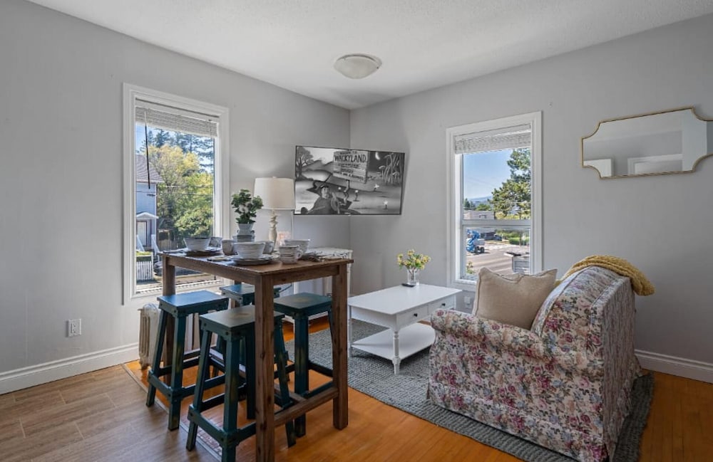 Cranbrook Vacations - Victorian Suite No Service Fees Heritage Home - Property Image 1