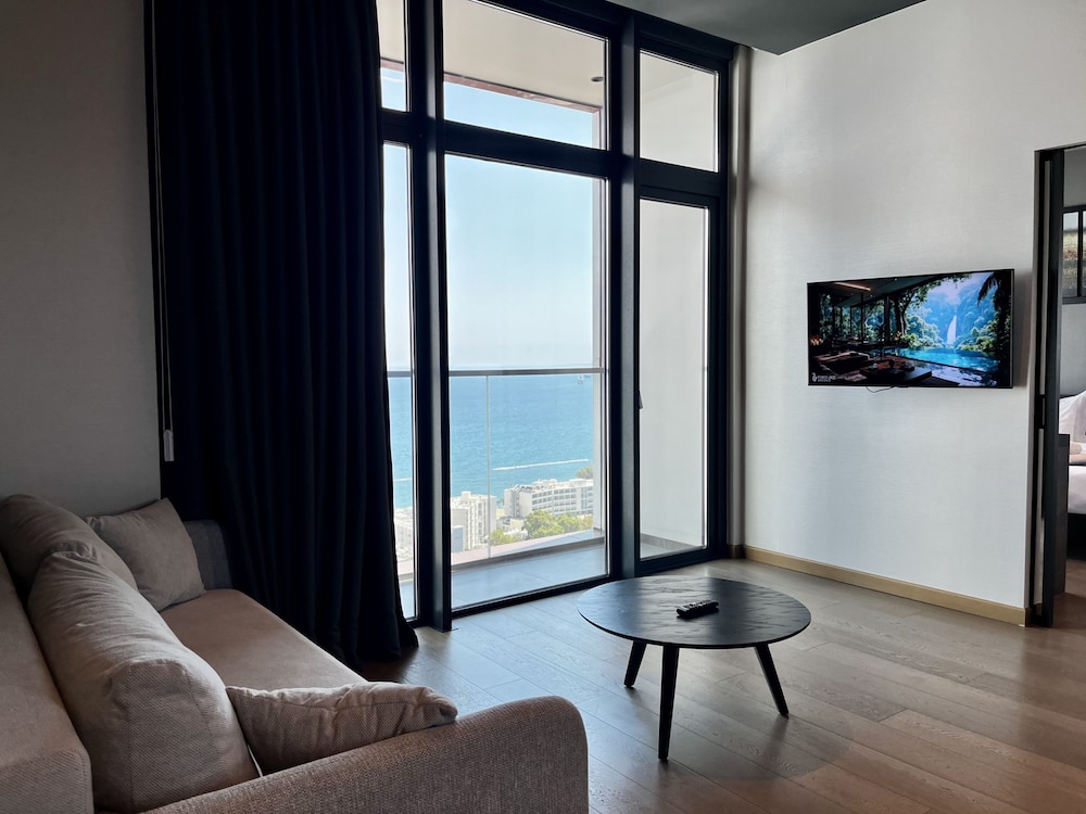 128 LIM - 2001 Stay Only Tower Suite
