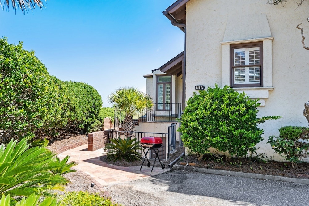Enjoy Listening To The Sound Of The Crashing Waves And Bird Watching 4 Bedroom Villa by Peace Vacations view 5