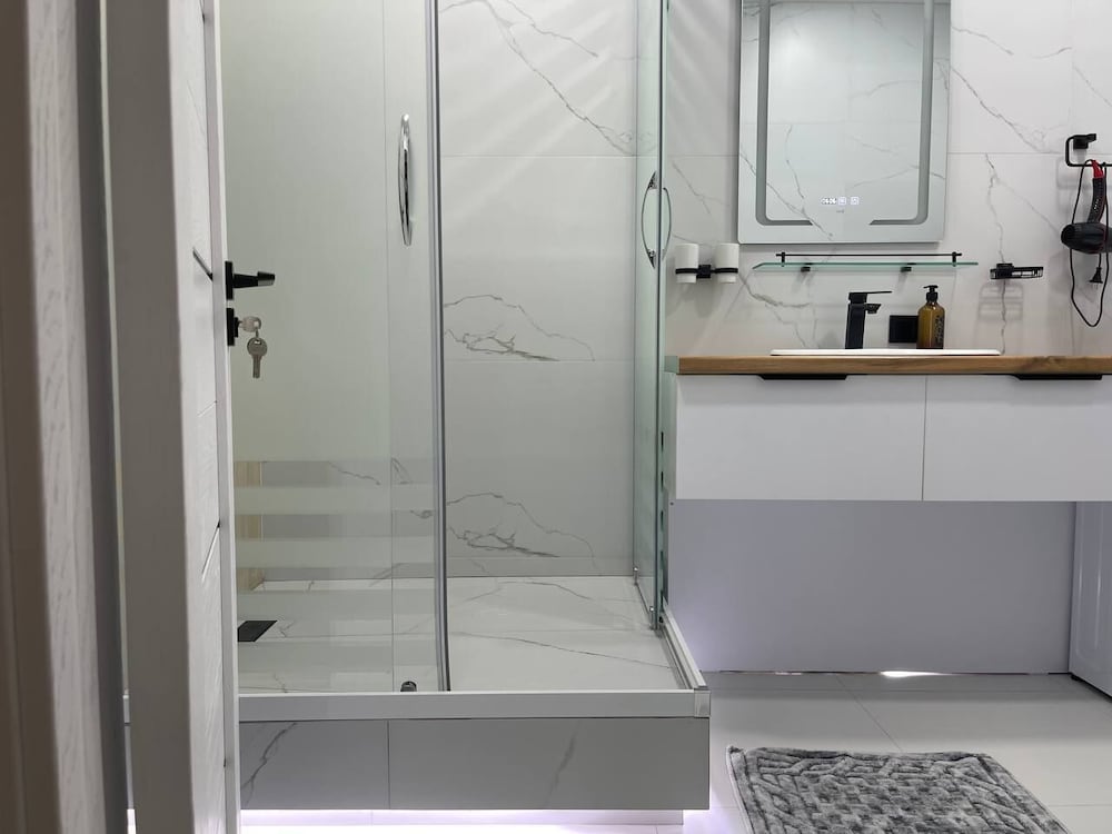Akay city White studio