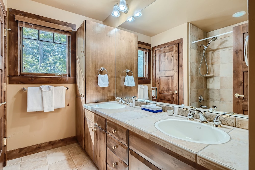Marksberry Lodge 4 Bedroom Home by RedAwning