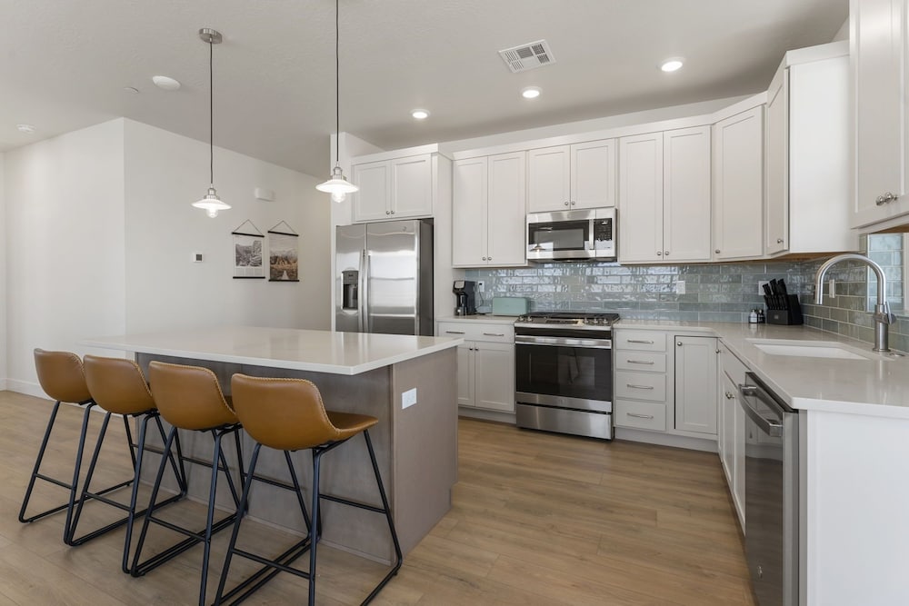 St. Gorgeous 3 Bedroom Condo
