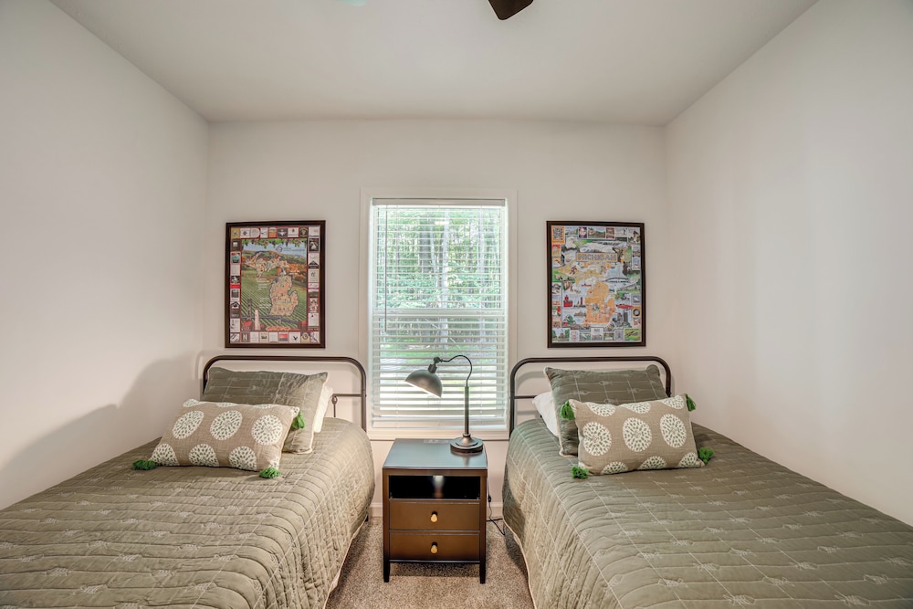Lake Access, Pools & More: Family Home in Stanwood