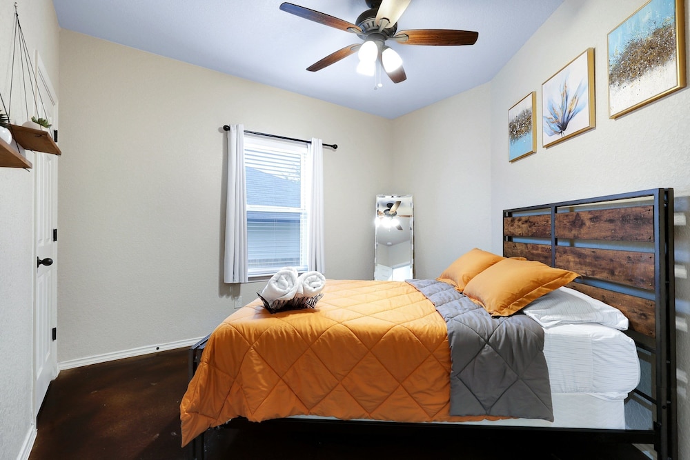 Modern Pet-friendly Duplex Near River Walk 3 Bedroom Duplex