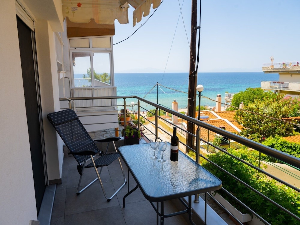 Zoe Seaview Apartment by Rentalspro