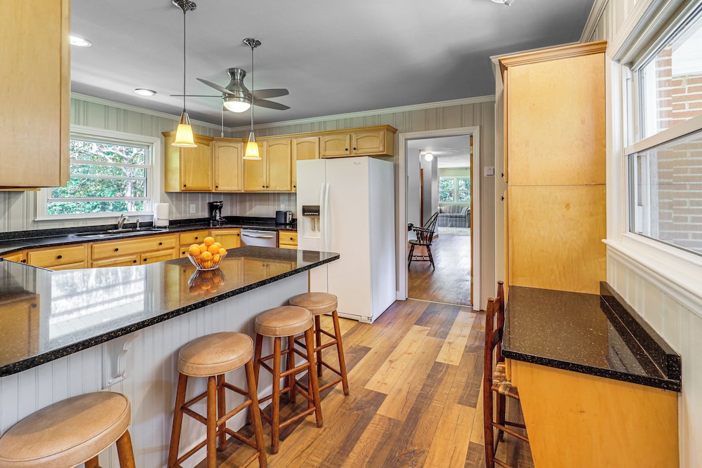 Hike & Leaf Peep! Peaceful Home in Laurel Springs