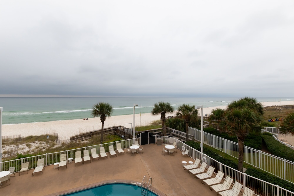Tradewinds Condos by Hosteeva