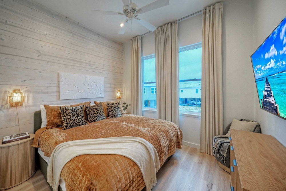 2 Homes, Sleeps 22 2 Private Pools, Firepit, Steps to Beach Boardwalk Access