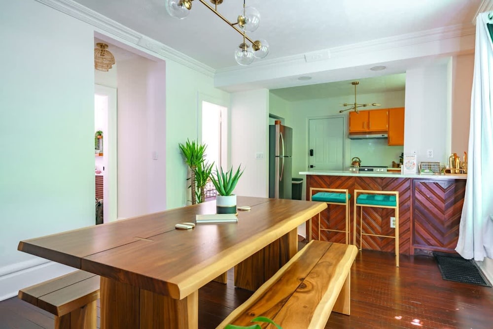 Prime Location Top Rated Clean Parking Free