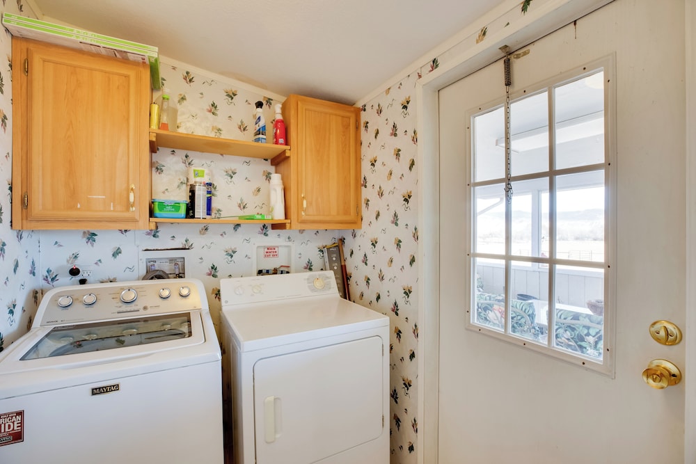 Hot Tub & Screened Patio: Getaway in Montrose!