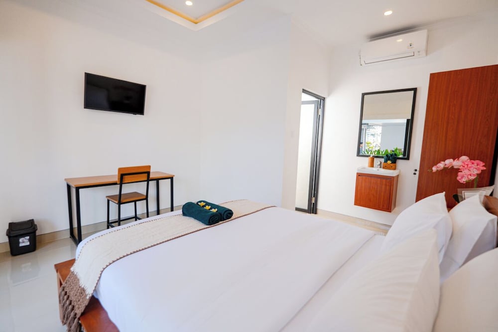 Crystal Flow Guest House & Apartment Canggu