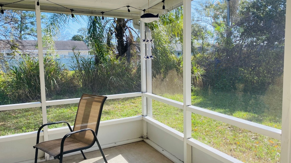 Near Beach-3br-sleeps6-patio-garden-parking-ac