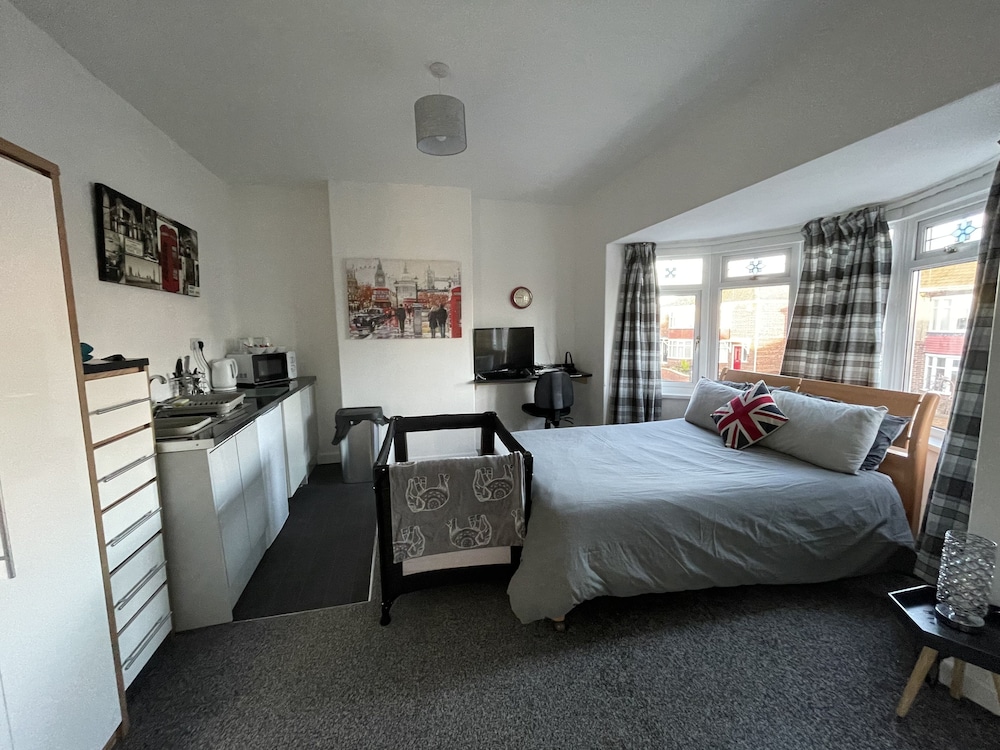 3 Bed House - Sleeps 5 - Wifi, Parking view 3