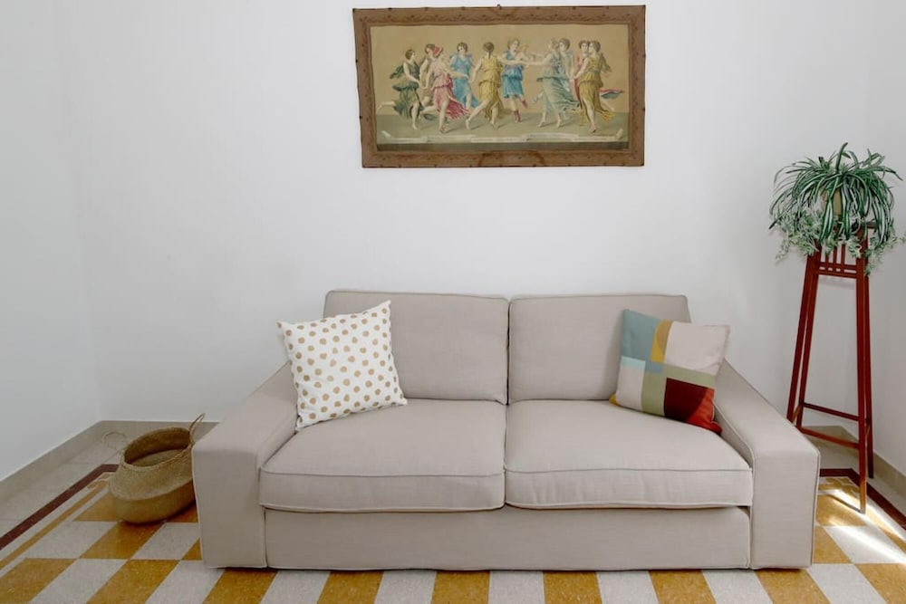 Welcomely - Vintage Apartment view 3