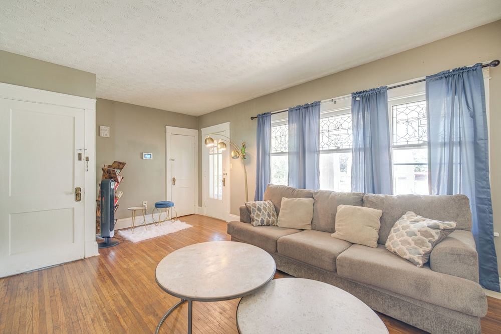 2 Mi to Zoo: Charming Apt w/ Balcony in Cleveland