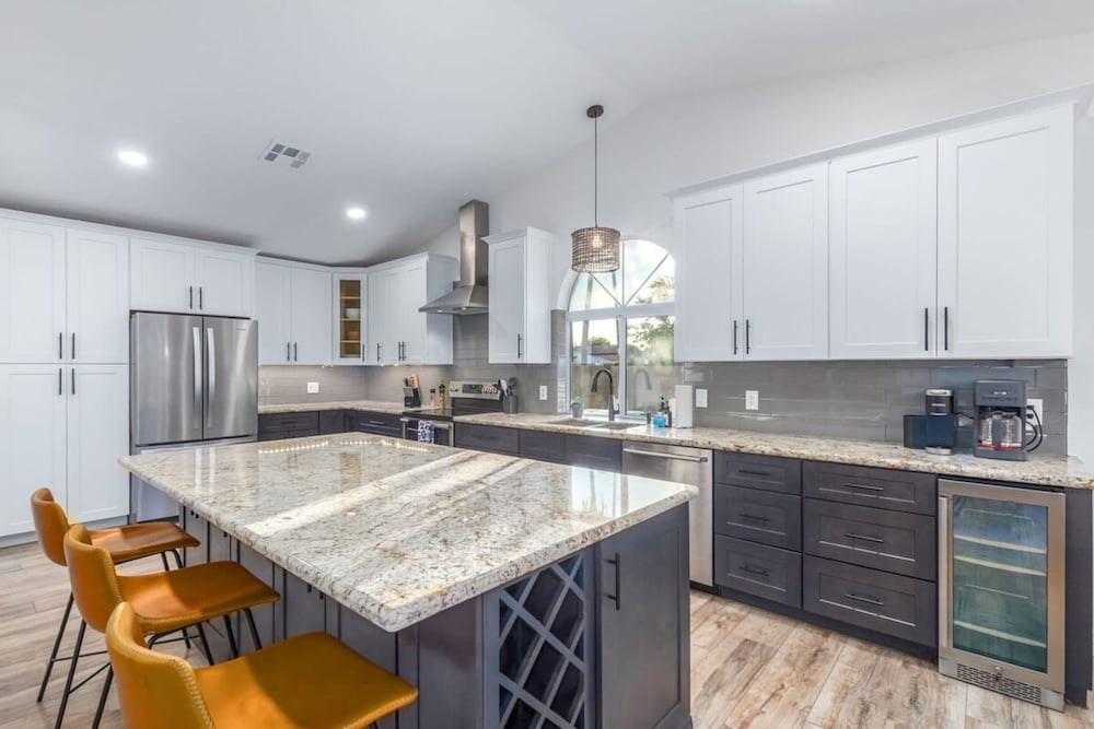 Modern Mesa Oasis Free Heated Pool Al-fresco Living