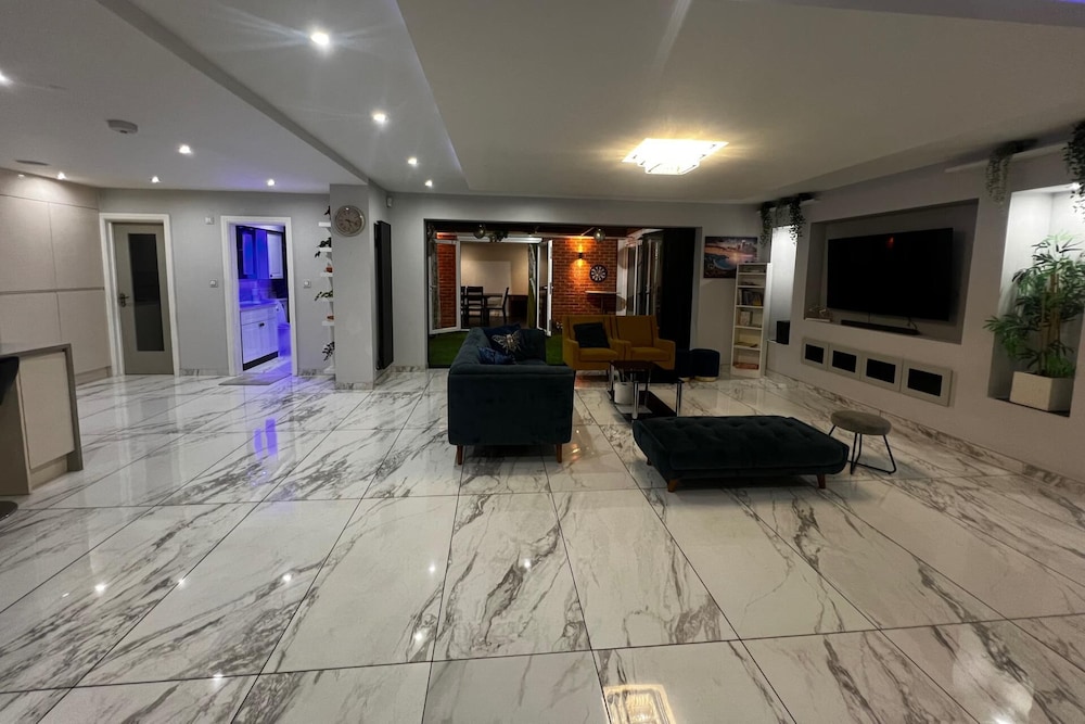 House - Sleeps 16, Parking, Pets Allowed & Jacuzzi