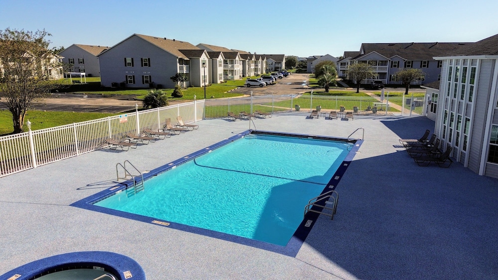Charming 2BR Condo w/ Private Balcony in Gulf Shores, Pool, Hot Tub