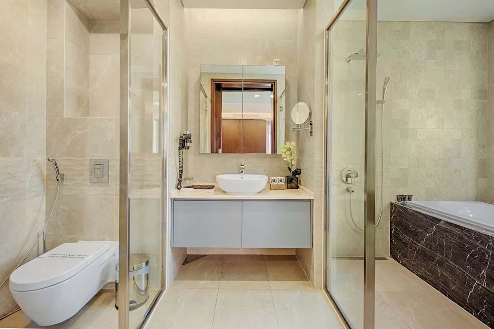 Luxe 6BR Beachfront Villa: Group Getaway Haven