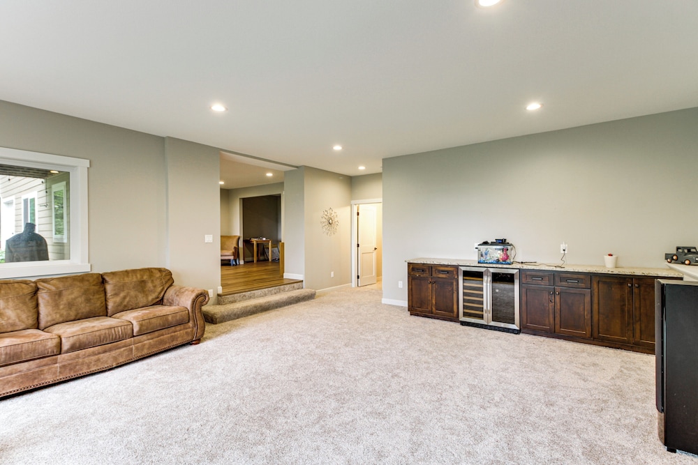 Hot Tub & Game Room: Lakefront Merrifield Retreat!