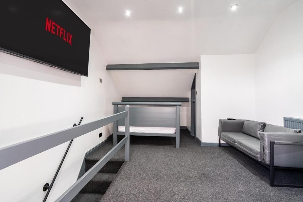 Sheffield 4 Bed Home by Broomhill Village