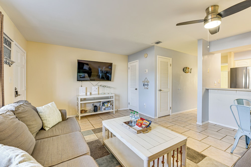 < Half-mi to Beach: Quaint Destin Condo