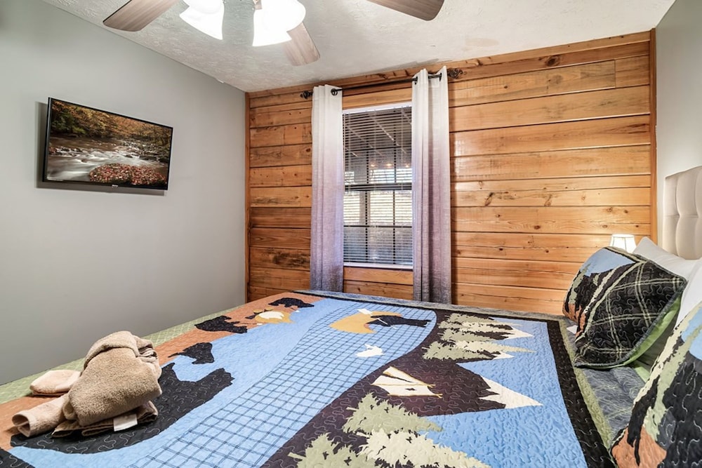 Stunning Cabin w Hot Tub Pool Table Arcades