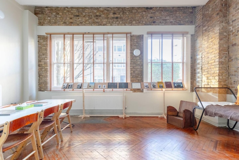 Tastefully Curated Mezzanine Studio Flat Hackney!