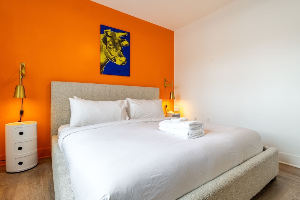 Dual Bachelor Pads w Rooftop Lounge Games Sleeps 26 5 Min to Broadway