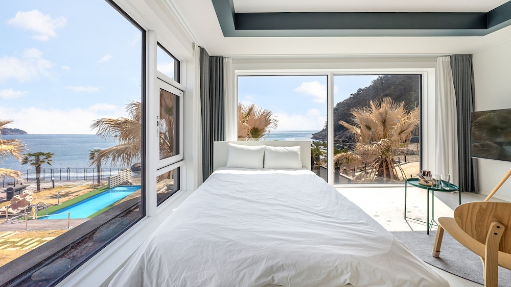 Namhae Orosy Bada Pool Villa & Pension