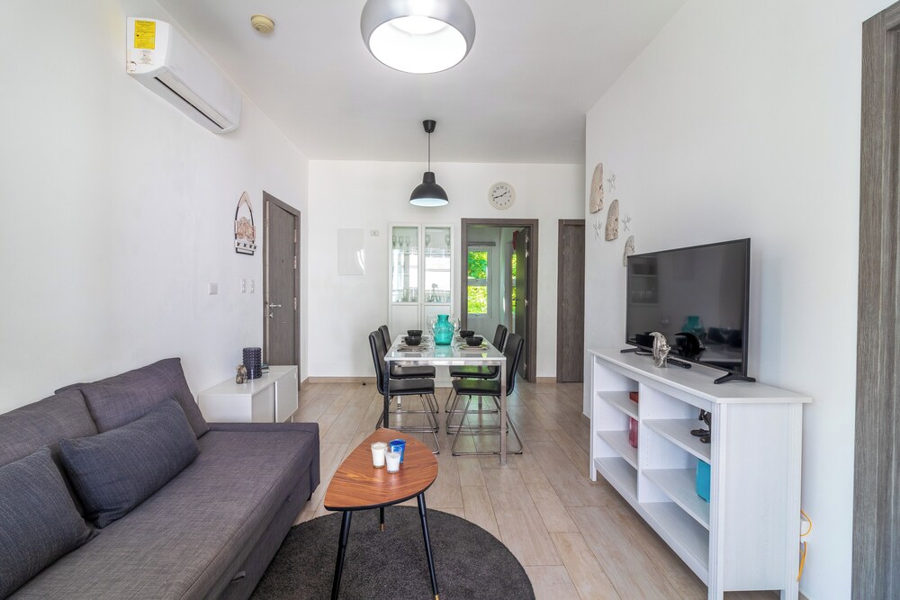 Modern 2BR Apartment - Paseo del Mar