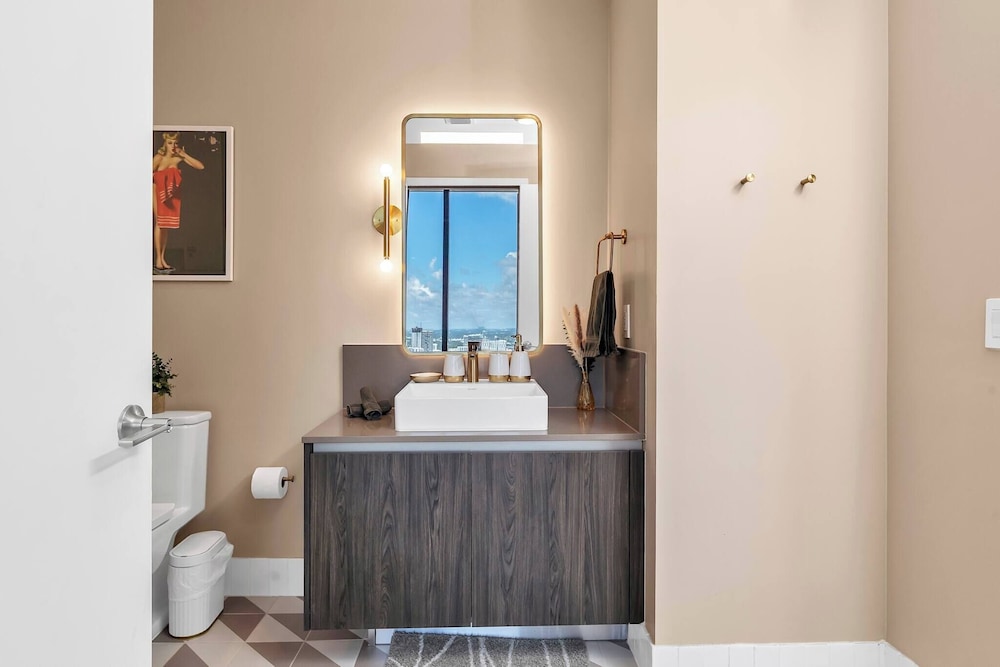 Luxury 1BR Penthouse, Bay & City Views Downtown