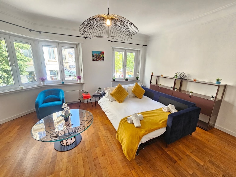 Ideal city stay 1BR near train station